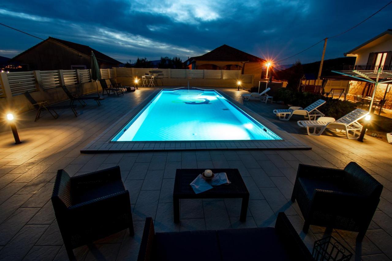Spacious Villa For 10 With A Big Private Pool Trilj Exterior foto