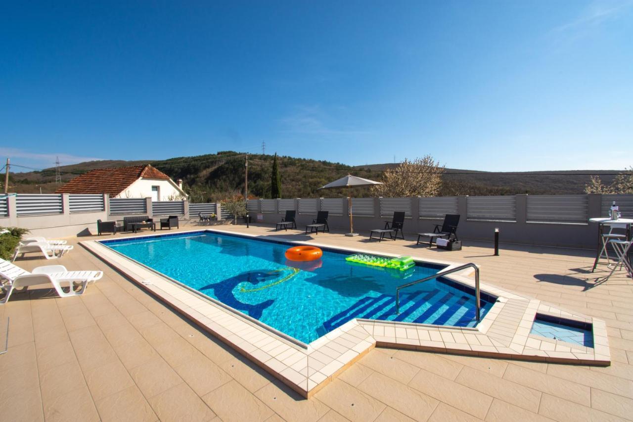 Spacious Villa For 10 With A Big Private Pool Trilj Exterior foto