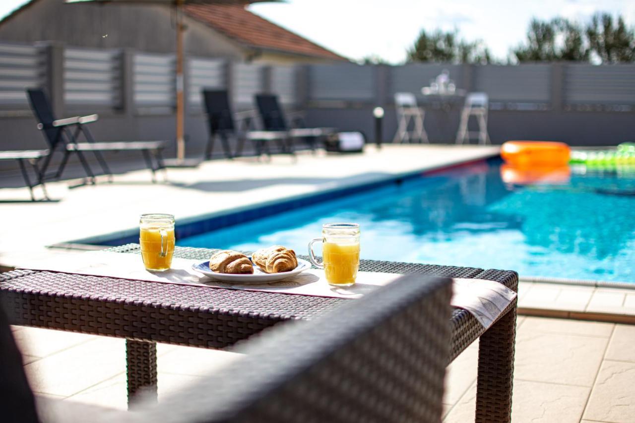 Spacious Villa For 10 With A Big Private Pool Trilj Exterior foto