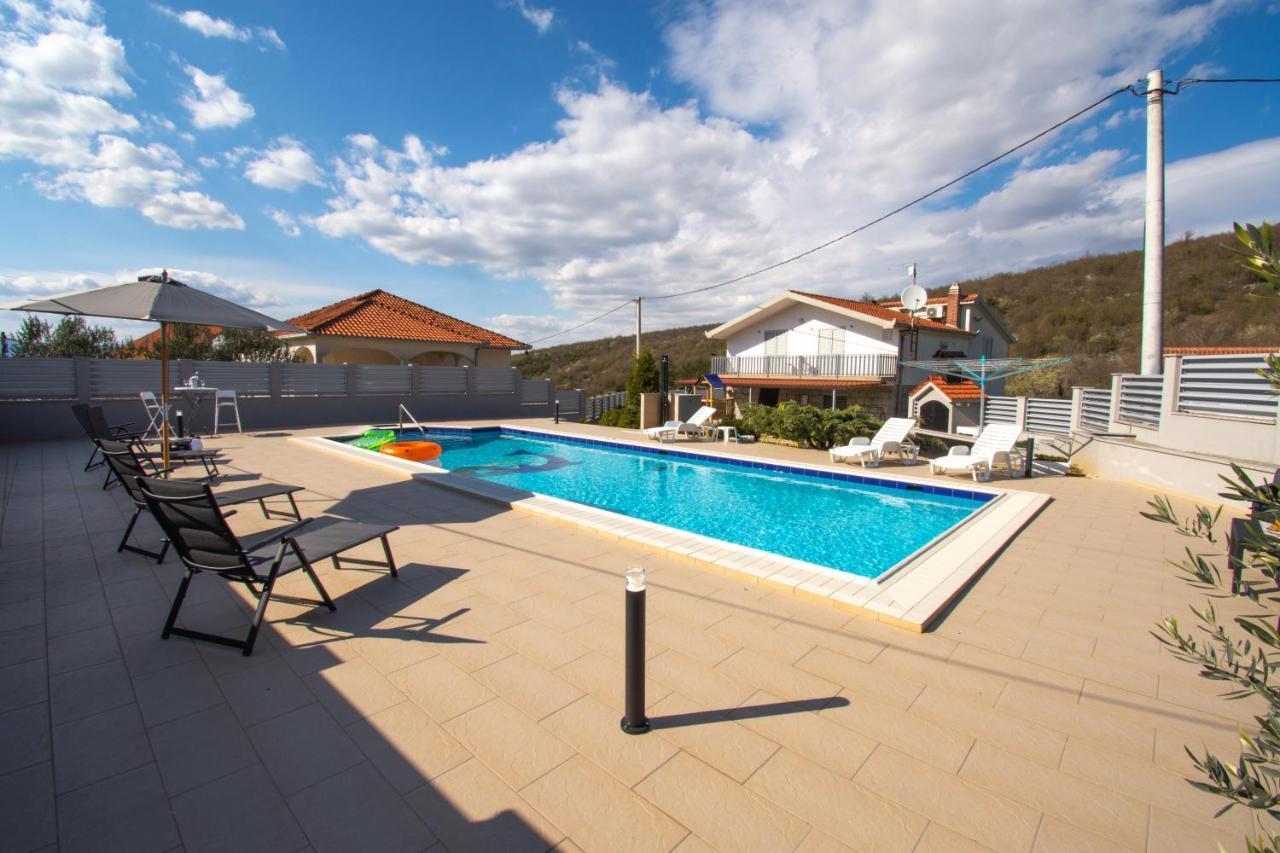 Spacious Villa For 10 With A Big Private Pool Trilj Exterior foto