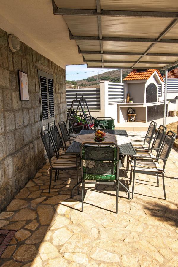 Spacious Villa For 10 With A Big Private Pool Trilj Exterior foto
