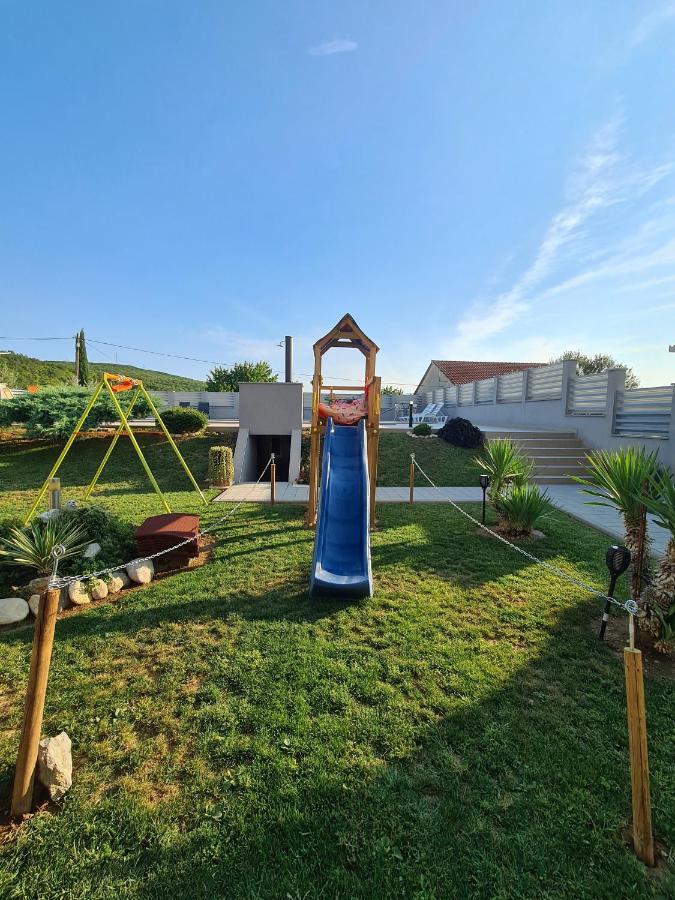 Spacious Villa For 10 With A Big Private Pool Trilj Exterior foto